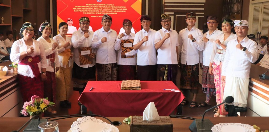 Bupati Buleleng Sutjidra Lantik 7 ASN, 3 Lulusan IPDN Dan 4 Pejabat Fungsional Ahli Utama