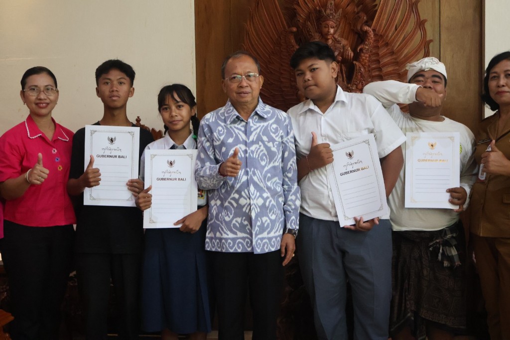 Gubernur Koster Serahkan Bantuan Sosial Pendidikan Siswa Yatim Piatu dan Kurang Mampu
