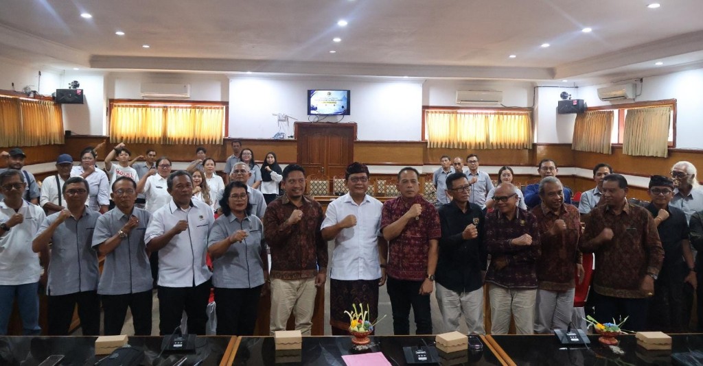 Buka OKK PWI, Bupati Sutjidra Minta Wartawan Buleleng Terus Tingkatkan Kompetensi, Sajikan Berita Akurat Dan Berimbang