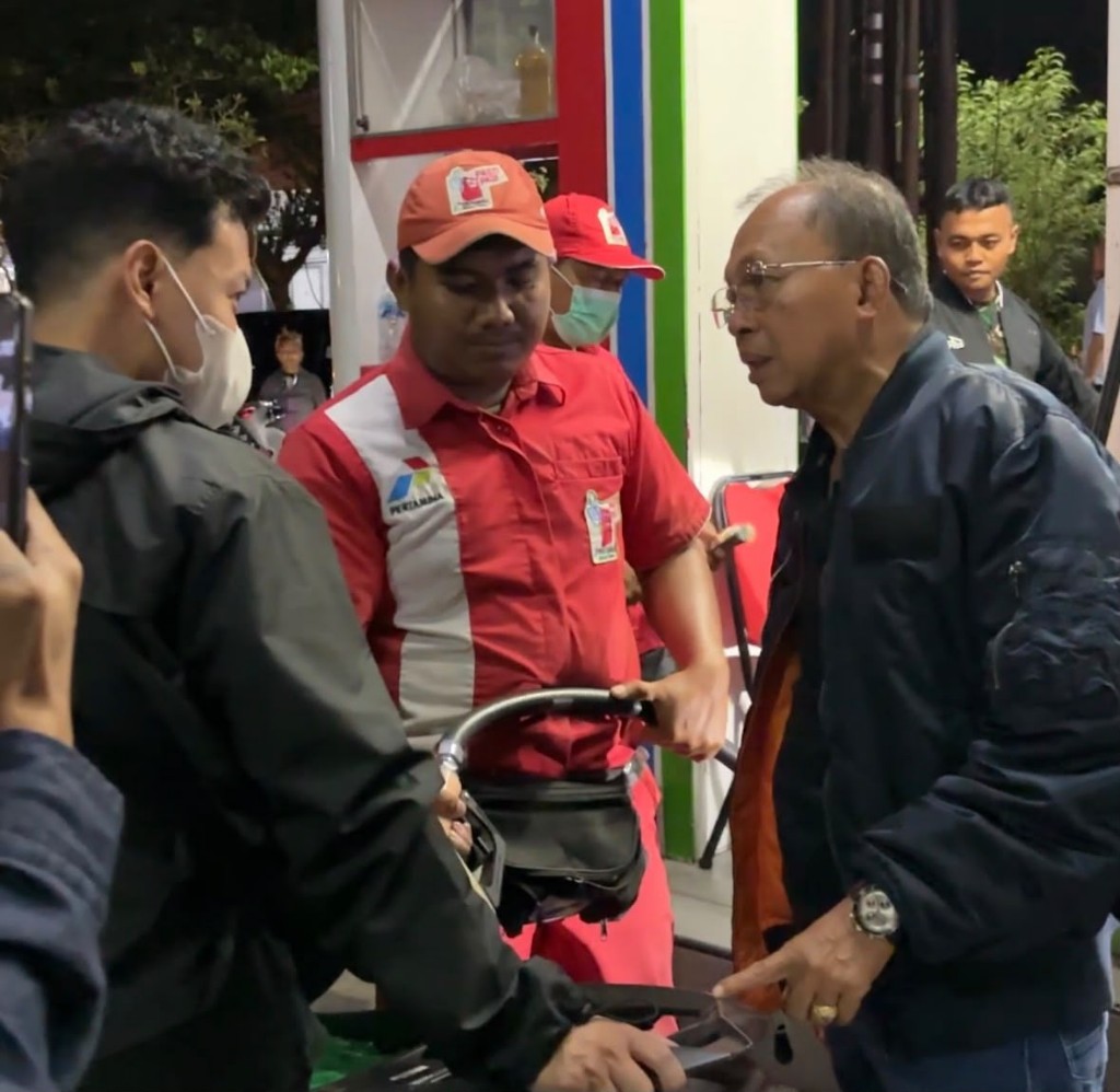 Warga Mengeluh, Gubernur Koster Tinjau SPBU Kawal Distribusi BBM 