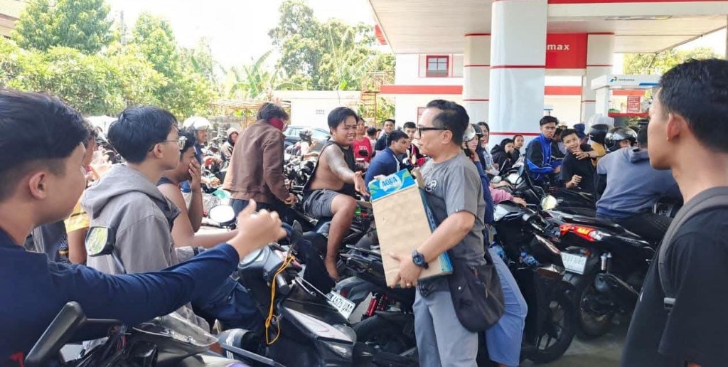 Di Tengah Antrean BBM, Pemkab Buleleng bersama Masyarakat Hadirkan Kepedulian Lewat Donasi Air Mineral