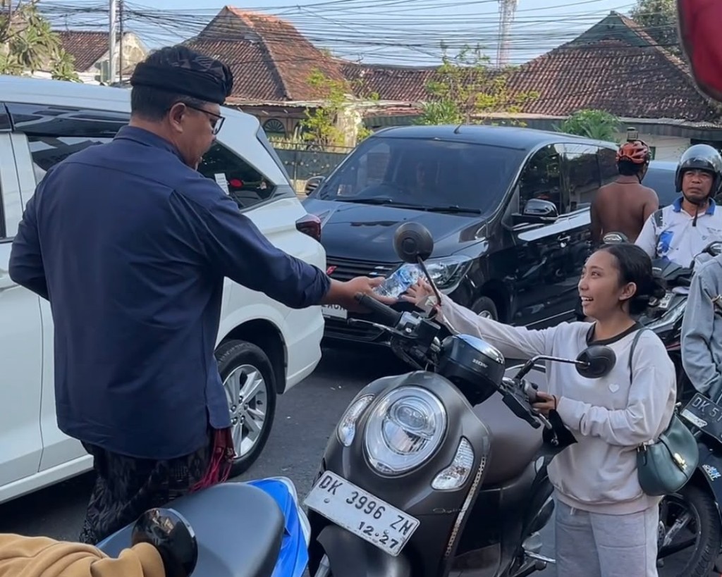 Di Tengah Antrean BBM, Perumda dan OPD Pemkot Denpasar Serentak Bagikan Ratusan Nasi Bungkus di Beberapa SPBU