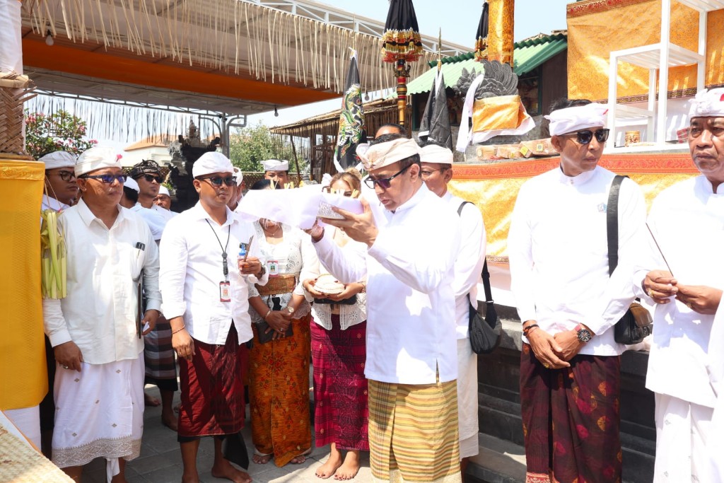 Wali Kota Jaya Negara Hadiri Rangkaian Karya Mamungkah Ngenteg Linggih Pura Segara Serangan