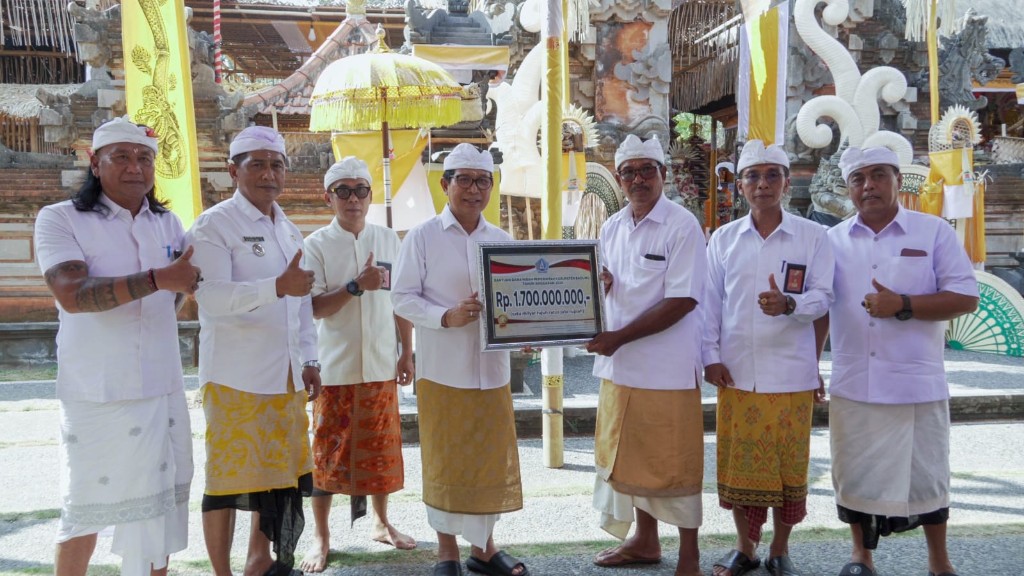 Hibah Rp1,7 Miliar untuk Karya Pura Pucak Arantaja, Adi Arnawa Tegaskan Komitmen Sejahterakan Petani