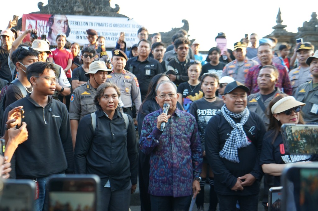 Gubernur Bali Wayan Koster Menerima Aspirasi Peserta Aksi Kamisan dan Serikat Pekerja Terkait Penetapan UMP Bali Tahun 2027