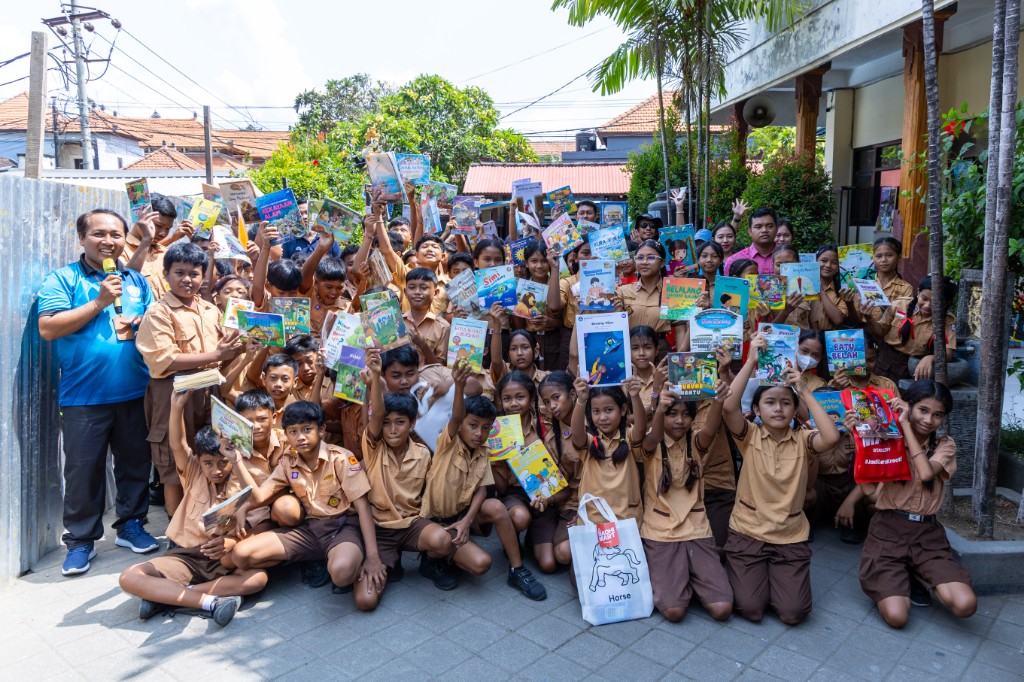 Gandeng Pemkot Denpasar, BTID Dekatkan Akses Literasi - Salurkan Donasi Buku Bagi Anak-Anak Serangan