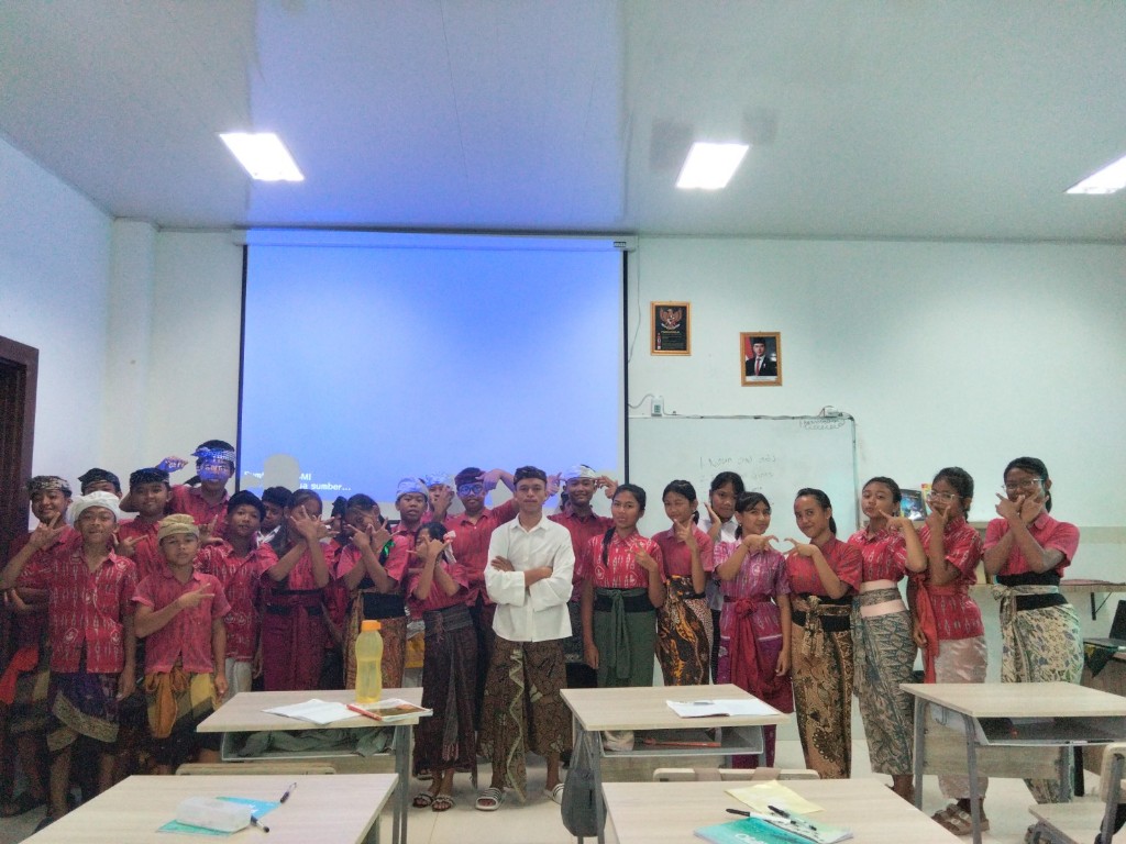 Tim PkM FBA Unmas Denpasar Dampingi Siswa SMPN 7 Mengwi Tingkatkan Kemampuan Bahasa Inggris melalui Metode Storytelling