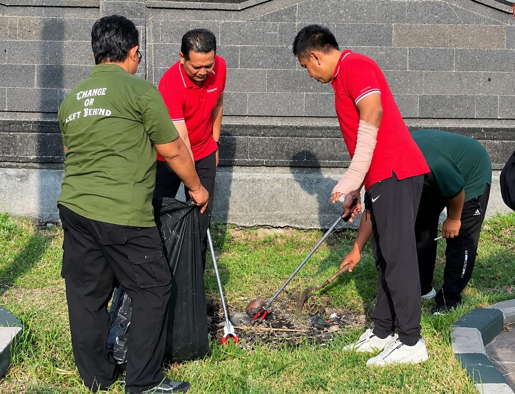 Konsisten Tiap Jumat, Kembang–Ipat Turun Langsung Ajak ASN Jembrana Rawat Fasilitas Publik