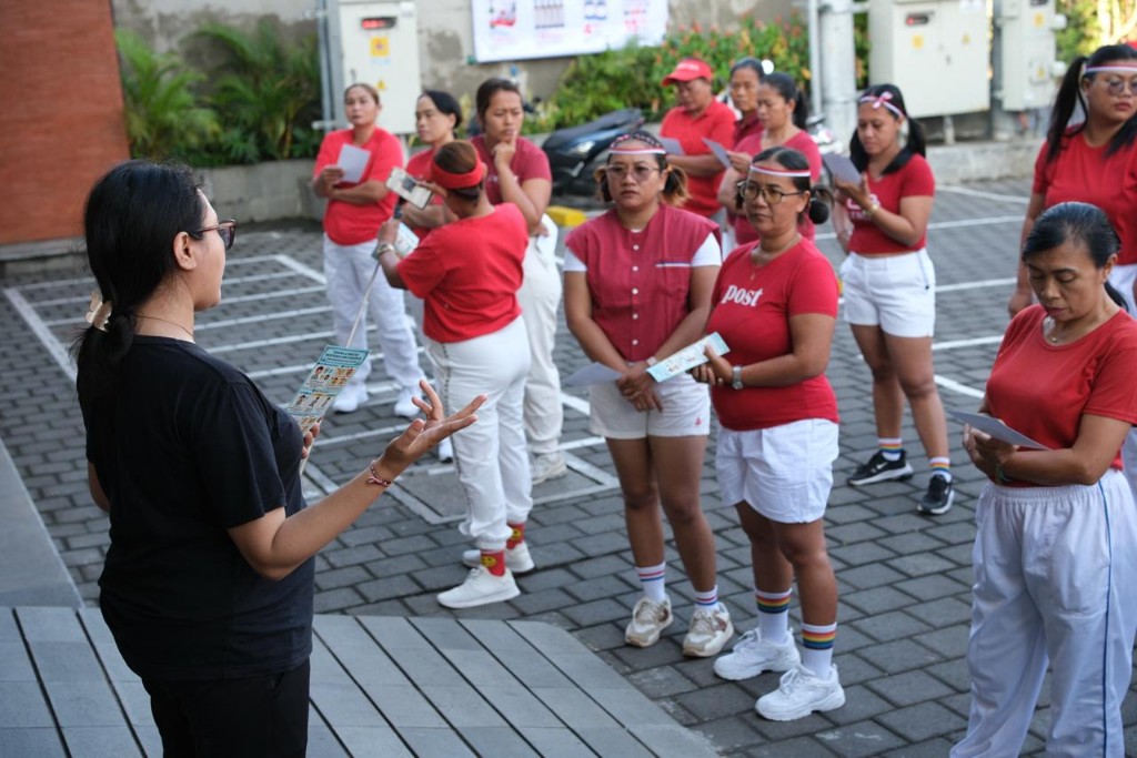 Pemberdayaan Perempuan Ubud: Universitas Warmadewa Gencarkan Edukasi Cek Kesehatan dan Bahaya Penipuan Daring pada Ibu-Ibu PKK Kedewatan