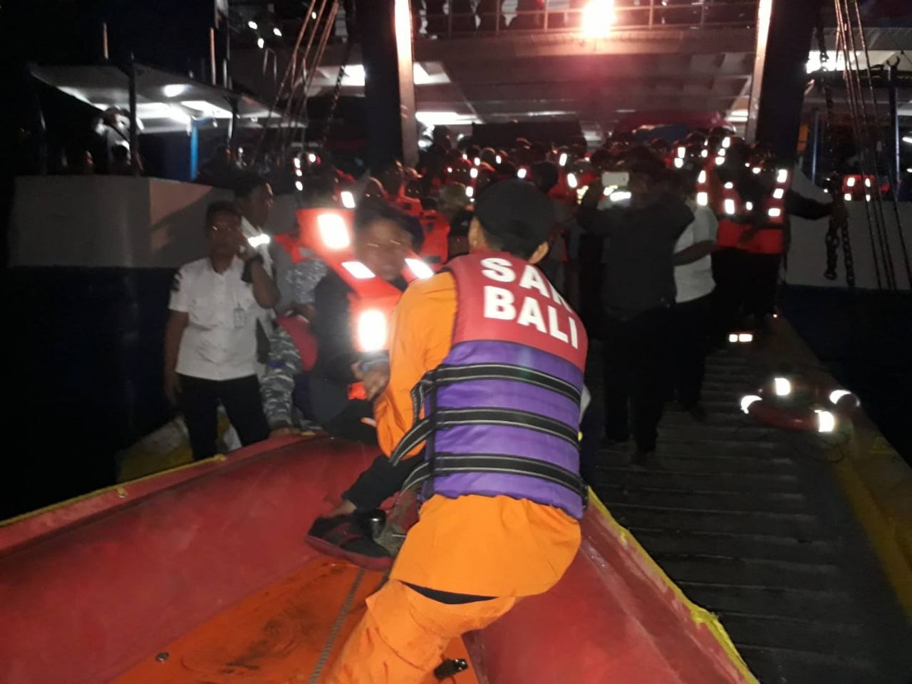 Kapal Kandas,  Ratusan Penumpang Dievakuasi Tim SAR 