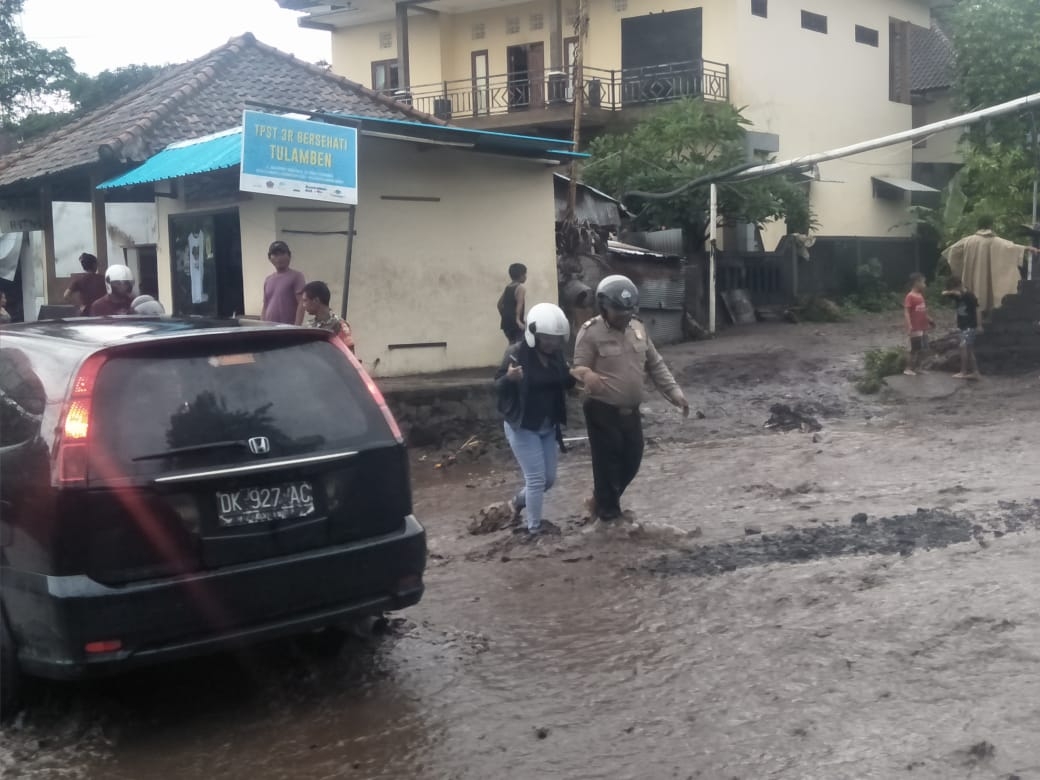 Dokumentasi dari - Sungai Tulamben Meluap,  Lalin Karangasem - Singaraja Lumpuh 