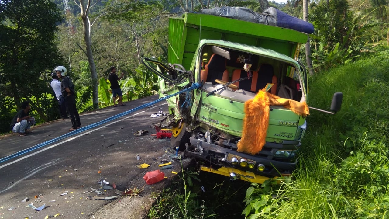 Dokumentasi dari - Pengemudi Kabur, Tabrakan Beruntun Truk Galian C Terguling