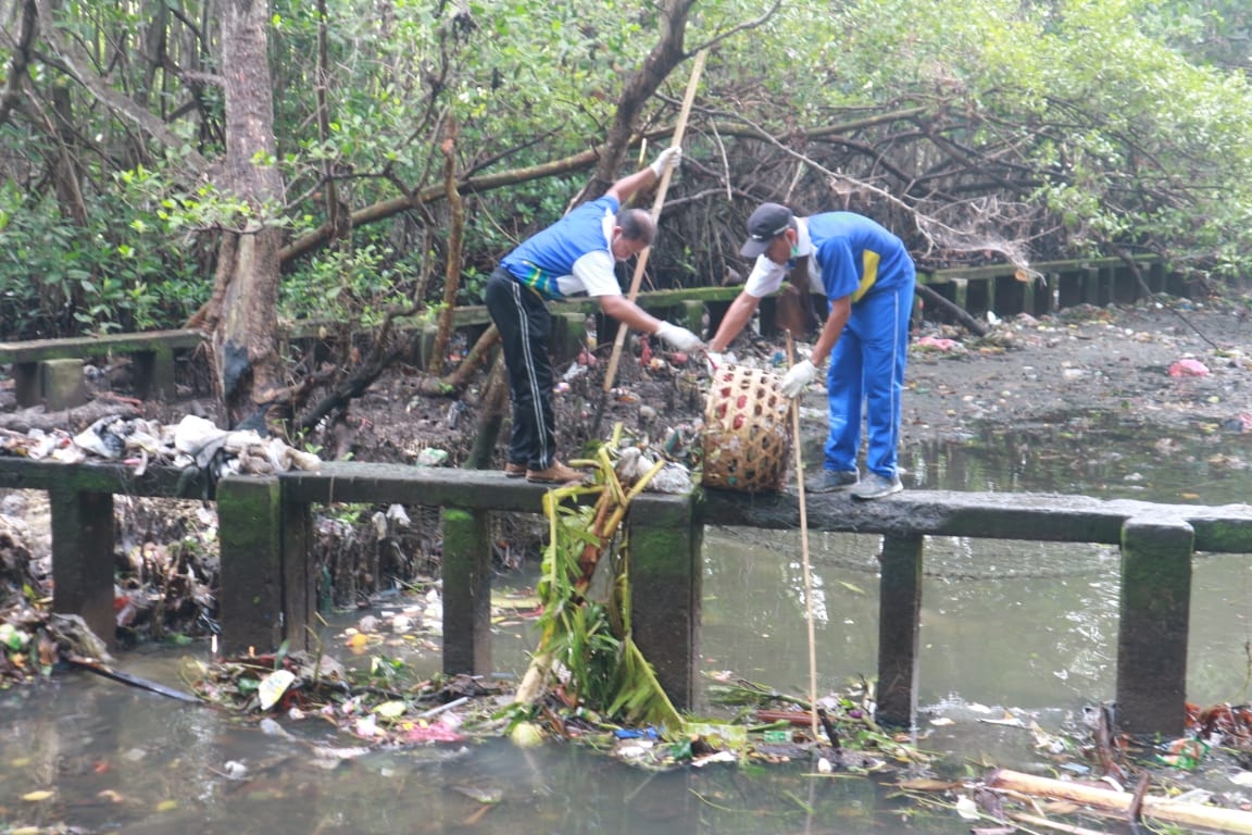 Dokumentasi dari - PLN Bersihkan Sampah Plastik di  Kawasan Hutan Mangrove Ngurah Rai