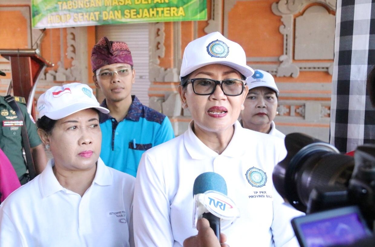 Dokumentasi dari - Putri Suastini Koster Bantu Lansia dan Balita