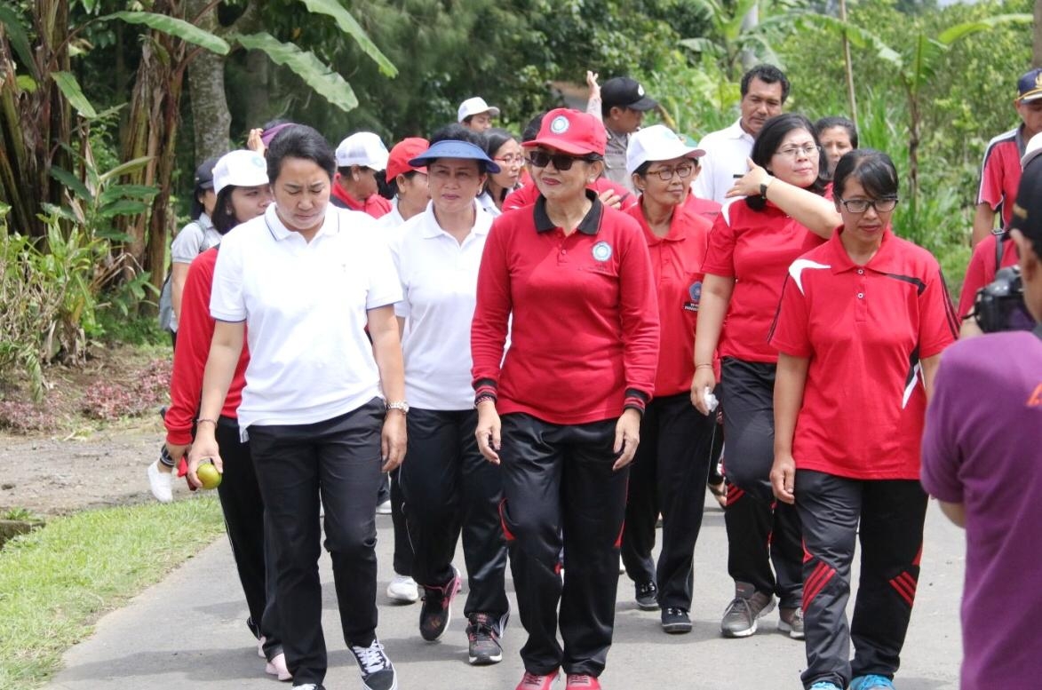 Dokumentasi dari - Ny. Putri Koster Gerakkan HATINYA PKK di Desa Pengejaran Kintamani Bangli
