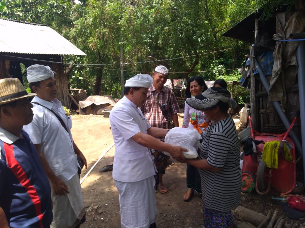 Dokumentasi dari - Kadis Sosial Bali Mahendra Turun Langsung Bantu Kakek Nenek Kurang Mampu di Buleleng