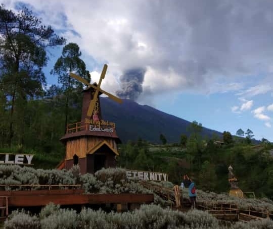 Dokumentasi dari - Gunung Agung Jumat Sore Kembali Erupsi, Kolom Abu Setinggi 700 Meter