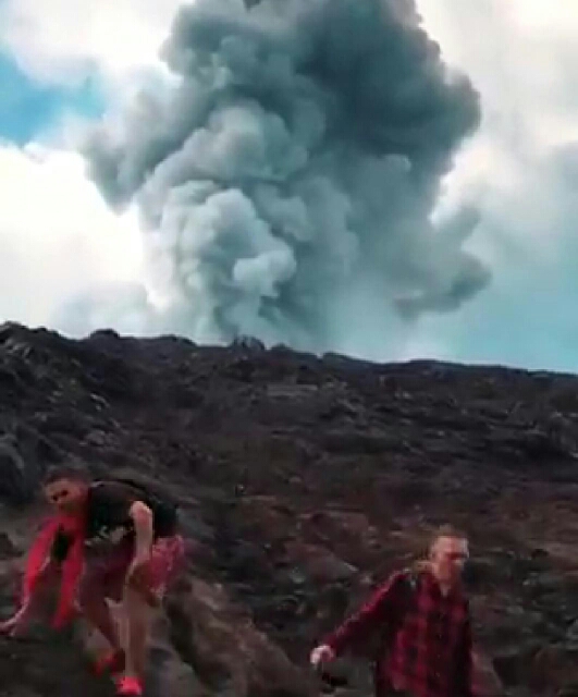 Dokumentasi dari - Bule Tunggang Langgang Selamatkan Diri Saat Gunung Agung Mendadak Erupsi
