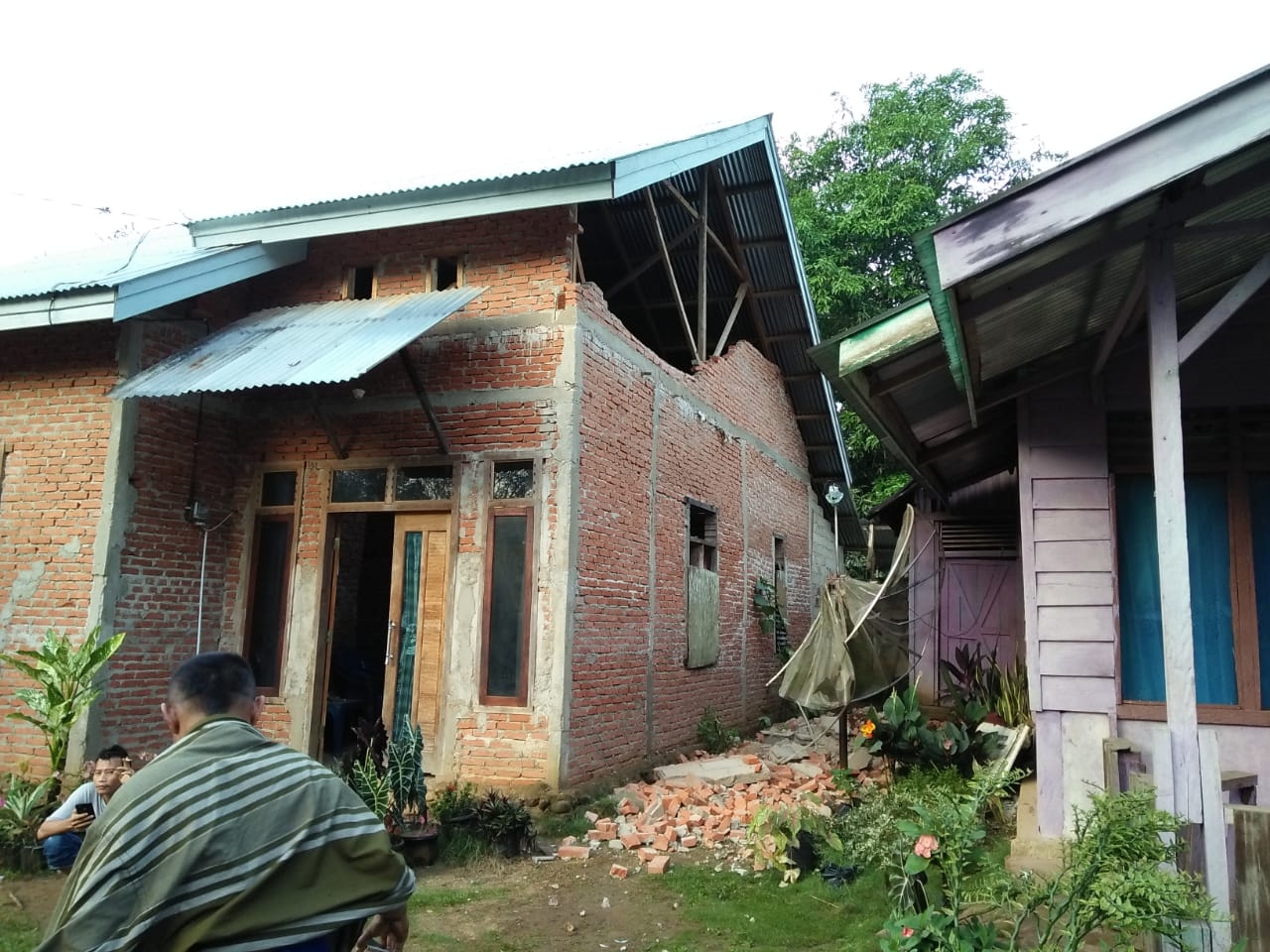 Dokumentasi dari - 11 Orang Luka dan 101 Rumah Rusak Akibat Gempa di Solok Selatan