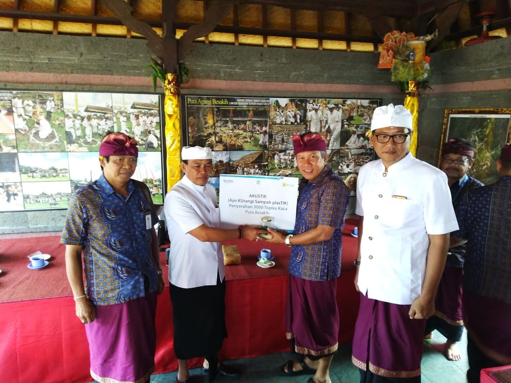 Dokumentasi dari - PLN Bali Serahkan 3000 Botol Tempat Tirta di Pura Besakih