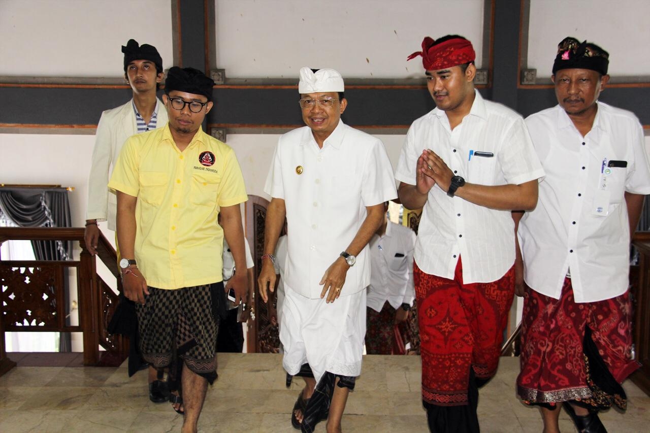 Dokumentasi dari - Gubernur Koster Apresiasi Gerakan Pemuda Perangi Sampah Plastik