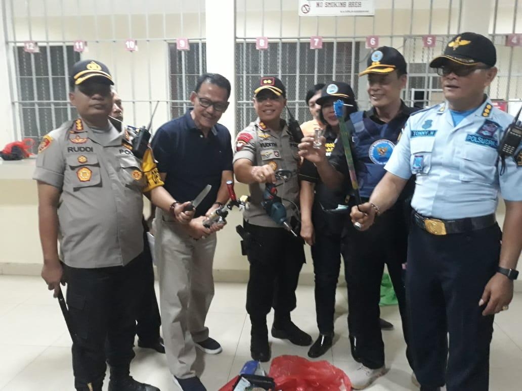 Dokumentasi dari - Aparat Gabungan Temukan Alat Isap Sabu di Lapas Kerobokan 