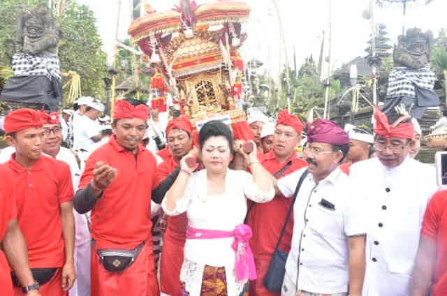 Dokumentasi dari - Bupati Karangasem Mundut Pralingga Besakih Melasti Ke Segara Klotok Klungkung