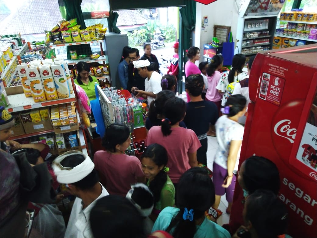 Dokumentasi dari - Sehari Menjelang Nyepi, Minimarket Kebanjiran Pembeli