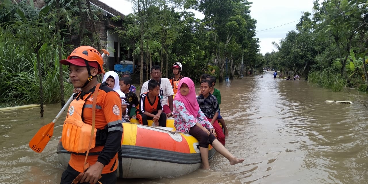 Dokumentasi dari - Ribuan KK Terdampak Banjir Melanda 15 Kabupaten Karim 