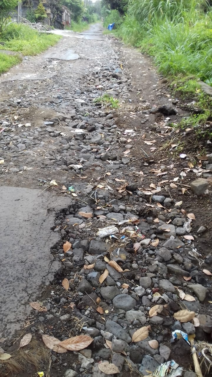 Dokumentasi dari - Rusak Parah Jalan di Zona KRB Gunung Agung 