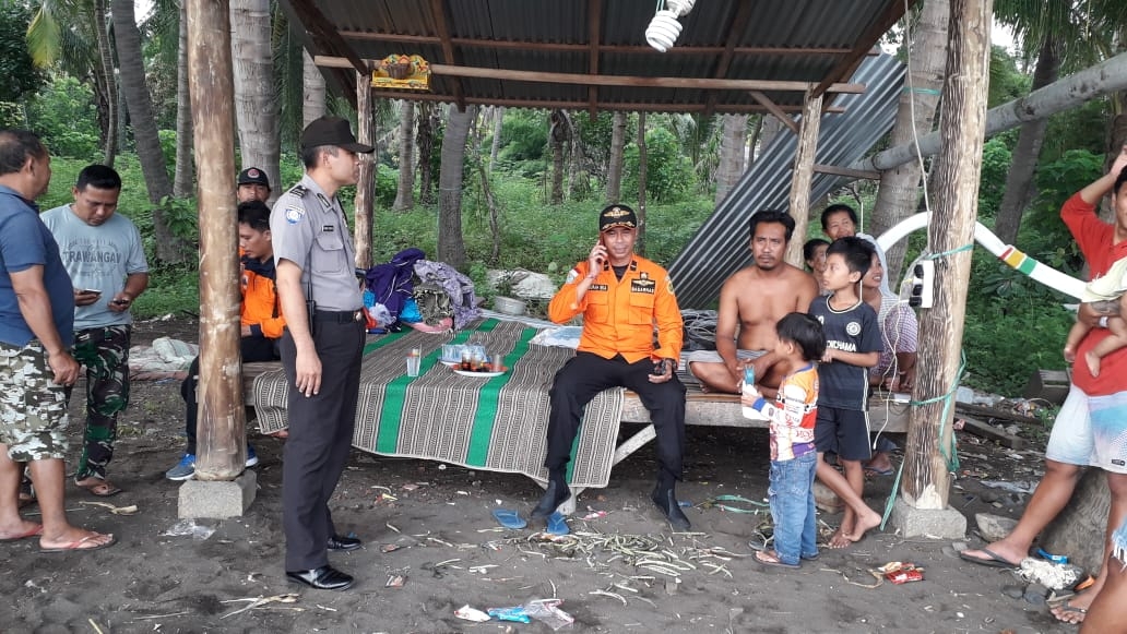 Dokumentasi dari - Jukung Nelayan Tianyar Rusak Diterjang Ombak 