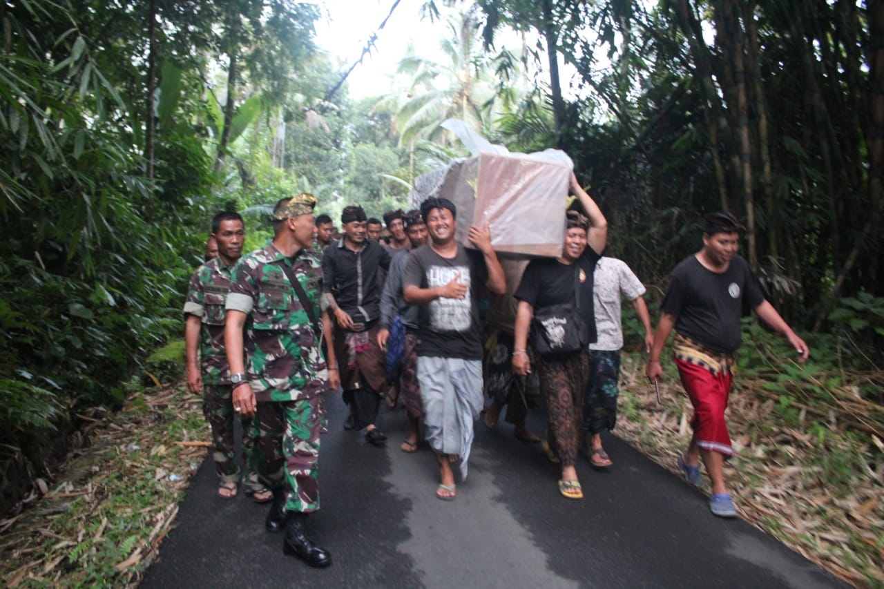 Dokumentasi dari - Anggota Satgas TMMD Melayat Jro Mangku yang Meninggal pada Usia 105 Tahun