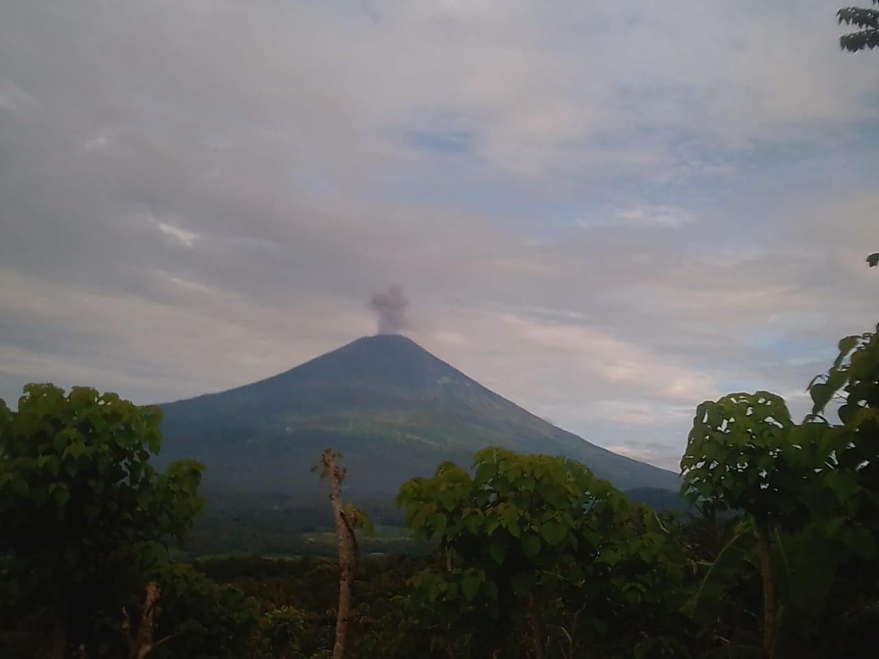 Dokumentasi dari - Gunung Agung Kembali Erupsi Tidak Boleh Ada Pendakian