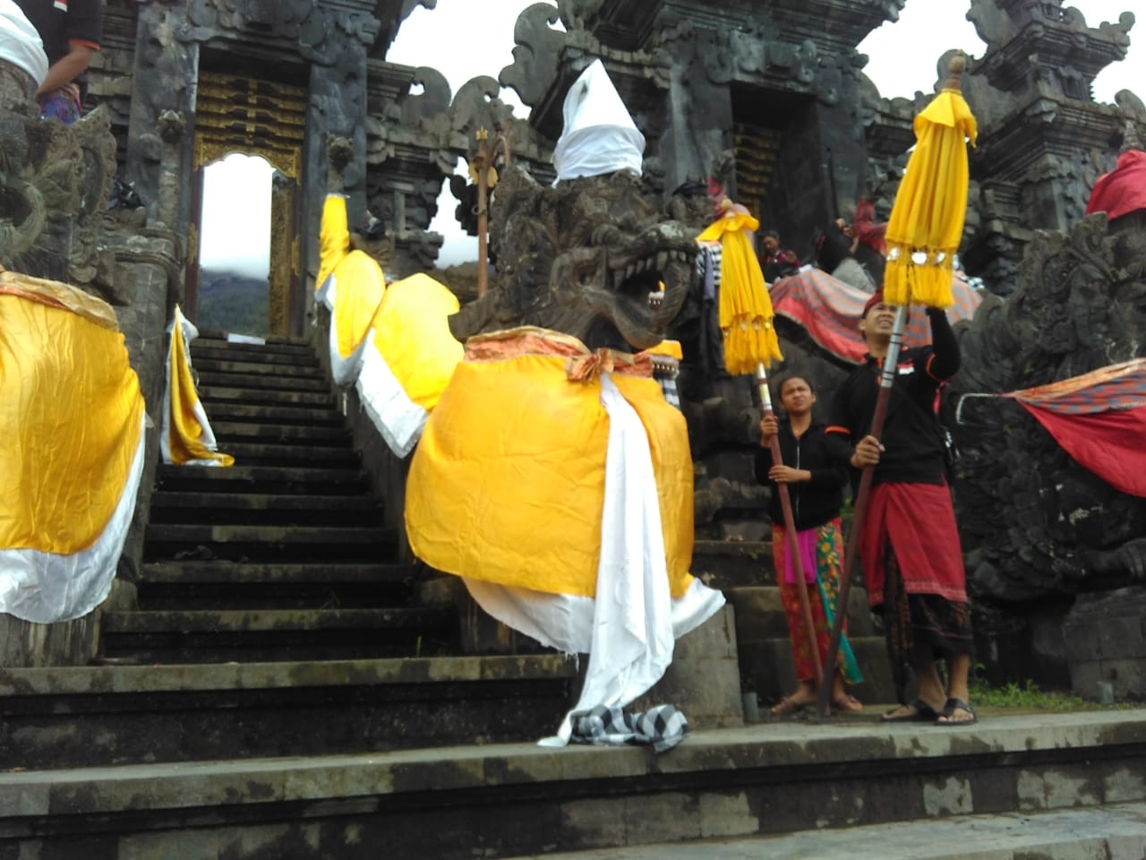Dokumentasi dari - Piodalan di Pura Pasar Agung 19 Maret 2019 Diwarnai Erupsi Gunung Agung