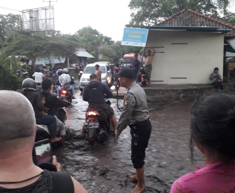 Dokumentasi dari - Jalur Karangasem - Singaraja Lumpuh Total Diterjang Banjir