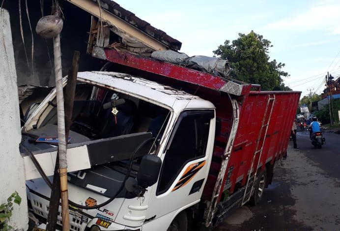 Dokumentasi dari - Truk Tabrak Ruko Hindari Gundukan Pasir di Tulamben 