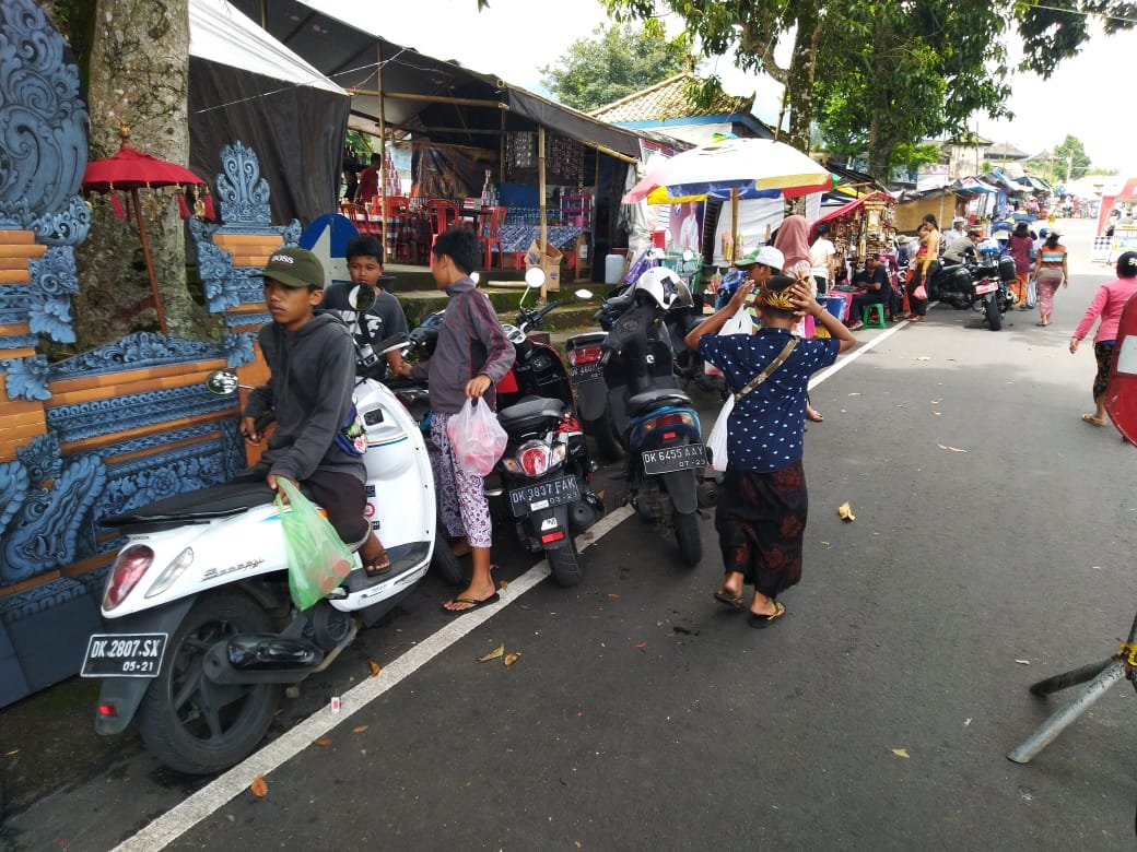 Dokumentasi dari - Karya Ida Bhatara Turun Kabeh Pura Besakih Menjadi Berkah Anak - anak Penjual Toples Tirta