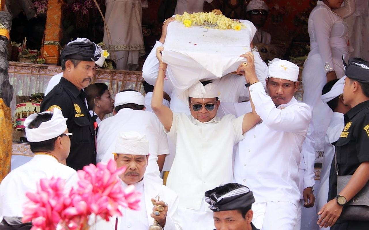 Dokumentasi dari - Gubernur dan Wakilnya ‘Ngayah’ pada  Puncak Karya Panca Wali Krama di Pura Besakih