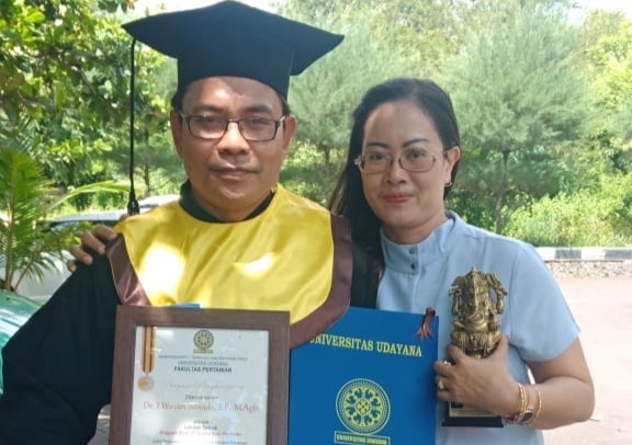 Dokumentasi dari - Wisuda ke-130, Rektor Unud Prof. A.A Raka Sudewi lepas 1.179 wisudawan