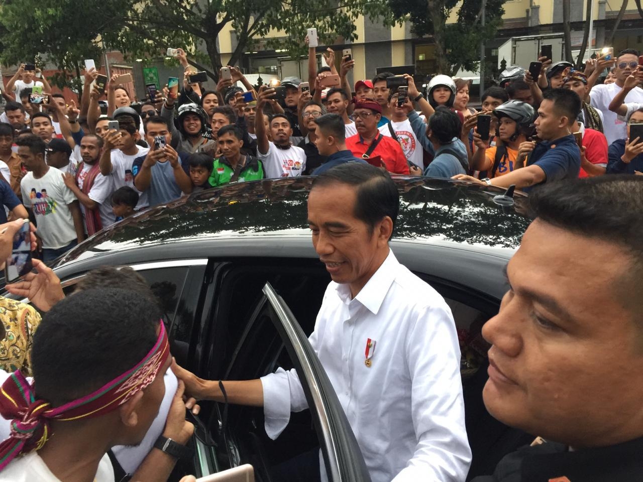 Dokumentasi dari - Masyarakat Antusias Sambut Kedatangan Presiden Jokowi di Bali