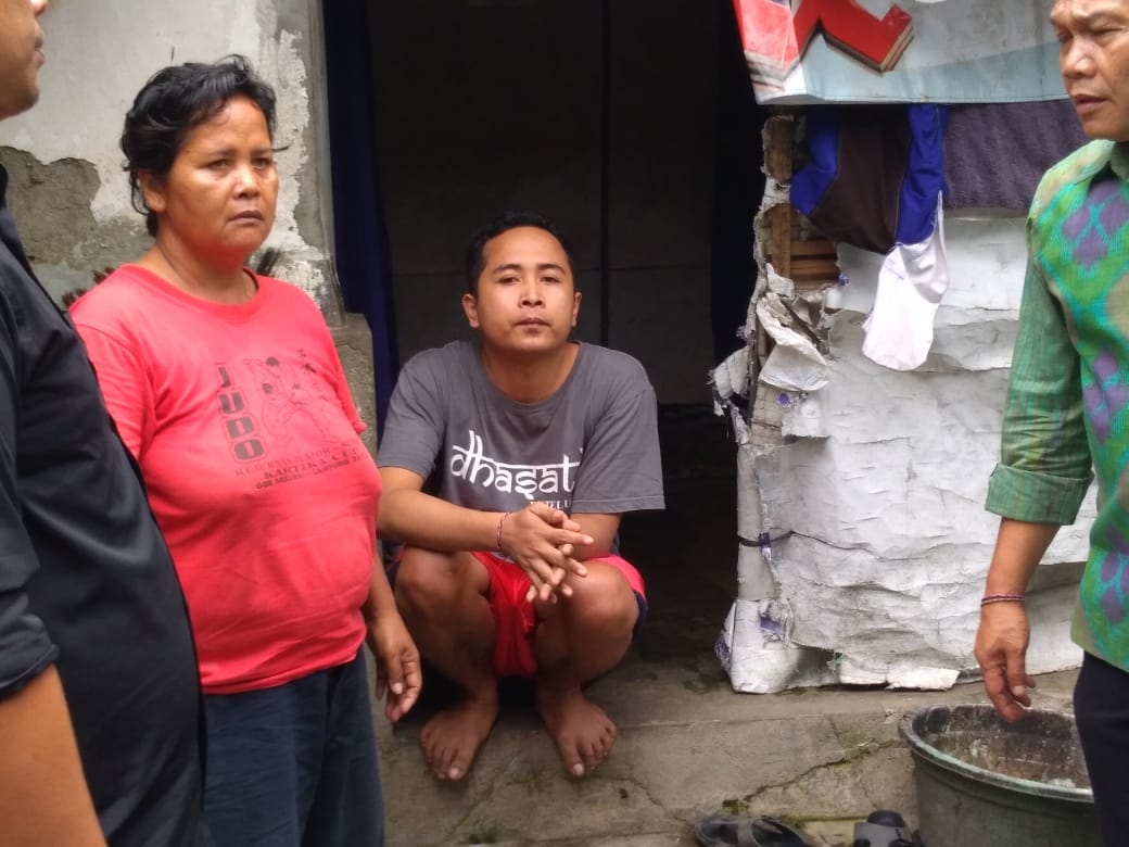 Dokumentasi dari - Pemprov Bali Bantu Rehab Rumah Mangku  Dewa Made Kerta Samplangan Gianyar