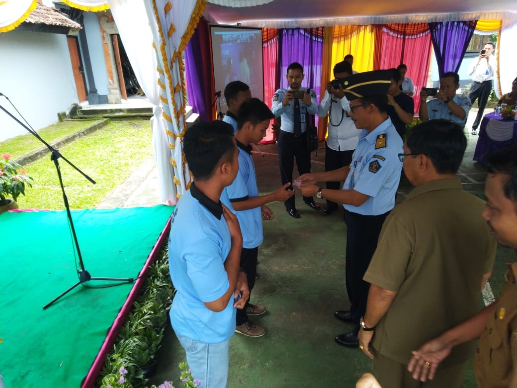 Dokumentasi dari - Warga Binaan LPKA Karangasem Terima  E-KTP