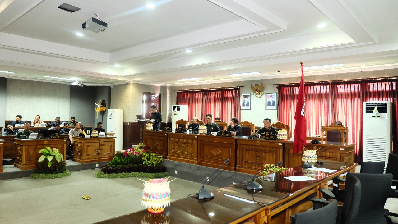 Dokumentasi dari - Dua Ranperda Inisiatif Dewan Karangasem Disahkan