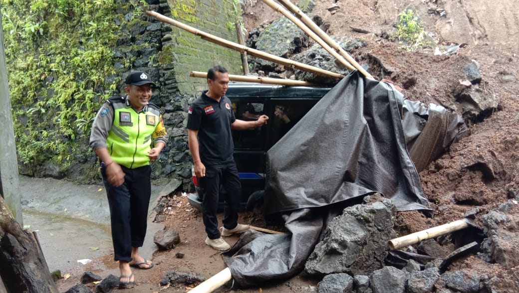 Dokumentasi dari - Kendaraan Rusak Berat Tertimbun Longsor