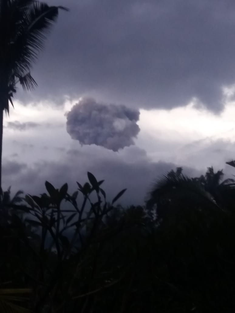 Dokumentasi dari - Gunung Agung Erupsi, Tidak Ada Kepanikan Pemedek di Pura Bedakih