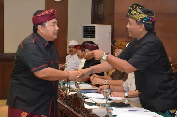Dokumentasi dari - Desa Adat Wajib Mengurus Masalah Sampahnya Sendiri
