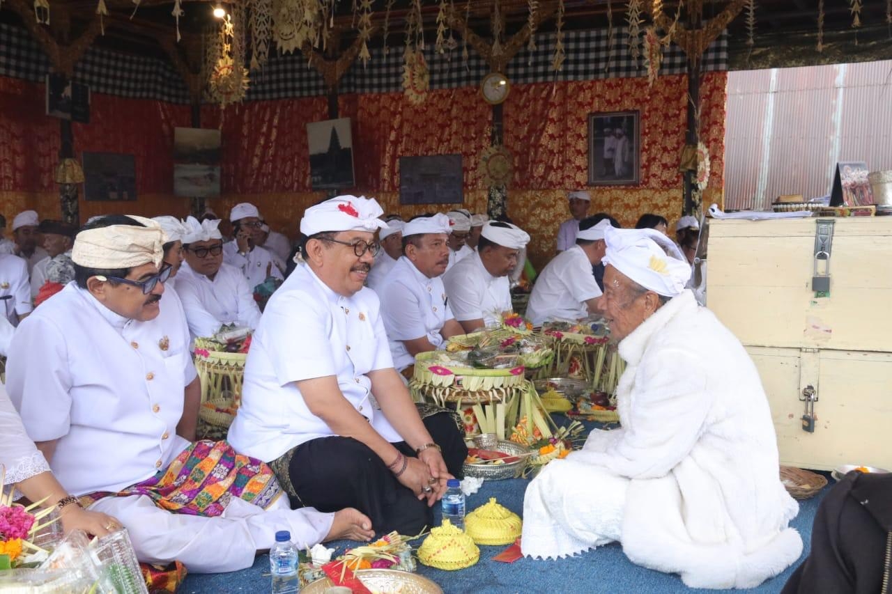 Wagub Cok Ace Ikuti Prosesi Penyineban di Pura Batur