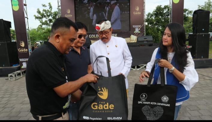 Dokumentasi dari - Dibagikan Seribu Tas Belanja Ramah Lingkungan