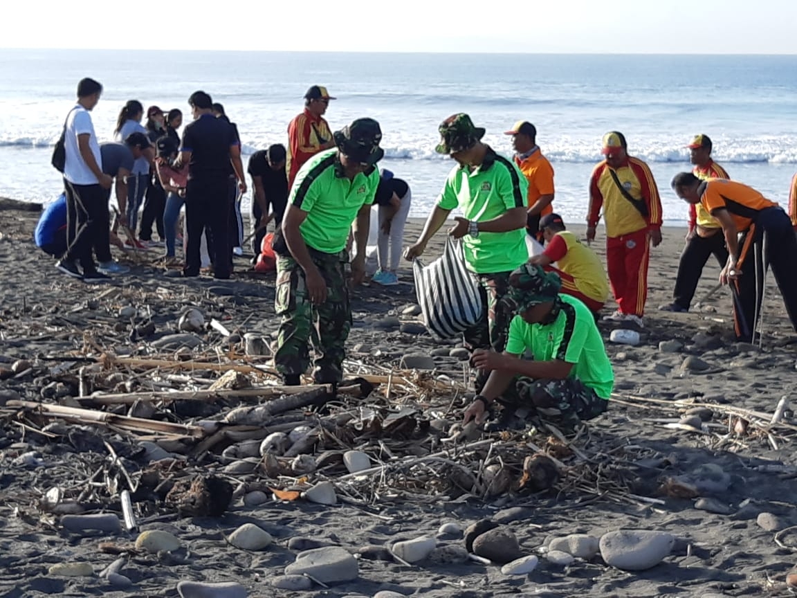 Dokumentasi dari - Kodim Gianyar Bersama Masyarakat Lakukan Bersih-bersih di Pantai Saba