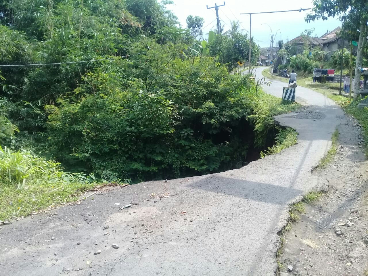 Dokumentasi dari - Belum Diperbaiki, Jalan di Desa Sulahan  Walau Sudah Jebol Sejak Tiga Tahun Lalu